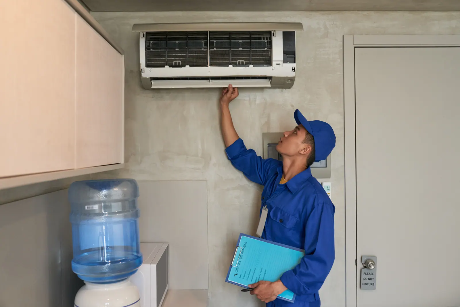 Aircon Cleaning by an Ayos Lamig technician