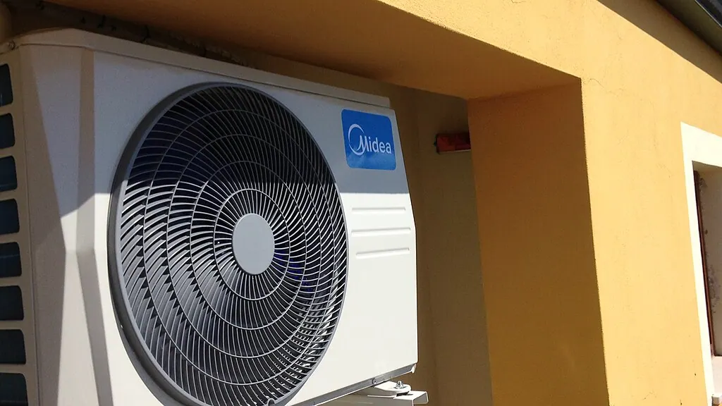 Aircon Repair by an Ayos Lamig technician