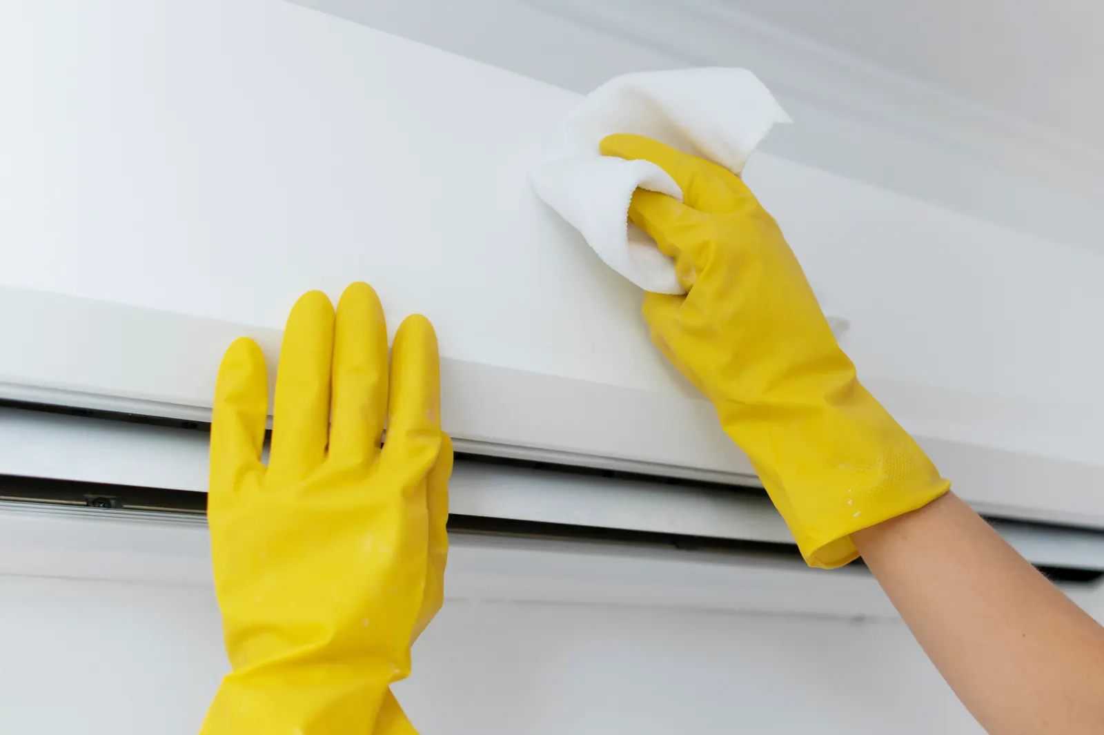 Aircon Cleaning by an Ayos Lamig technician