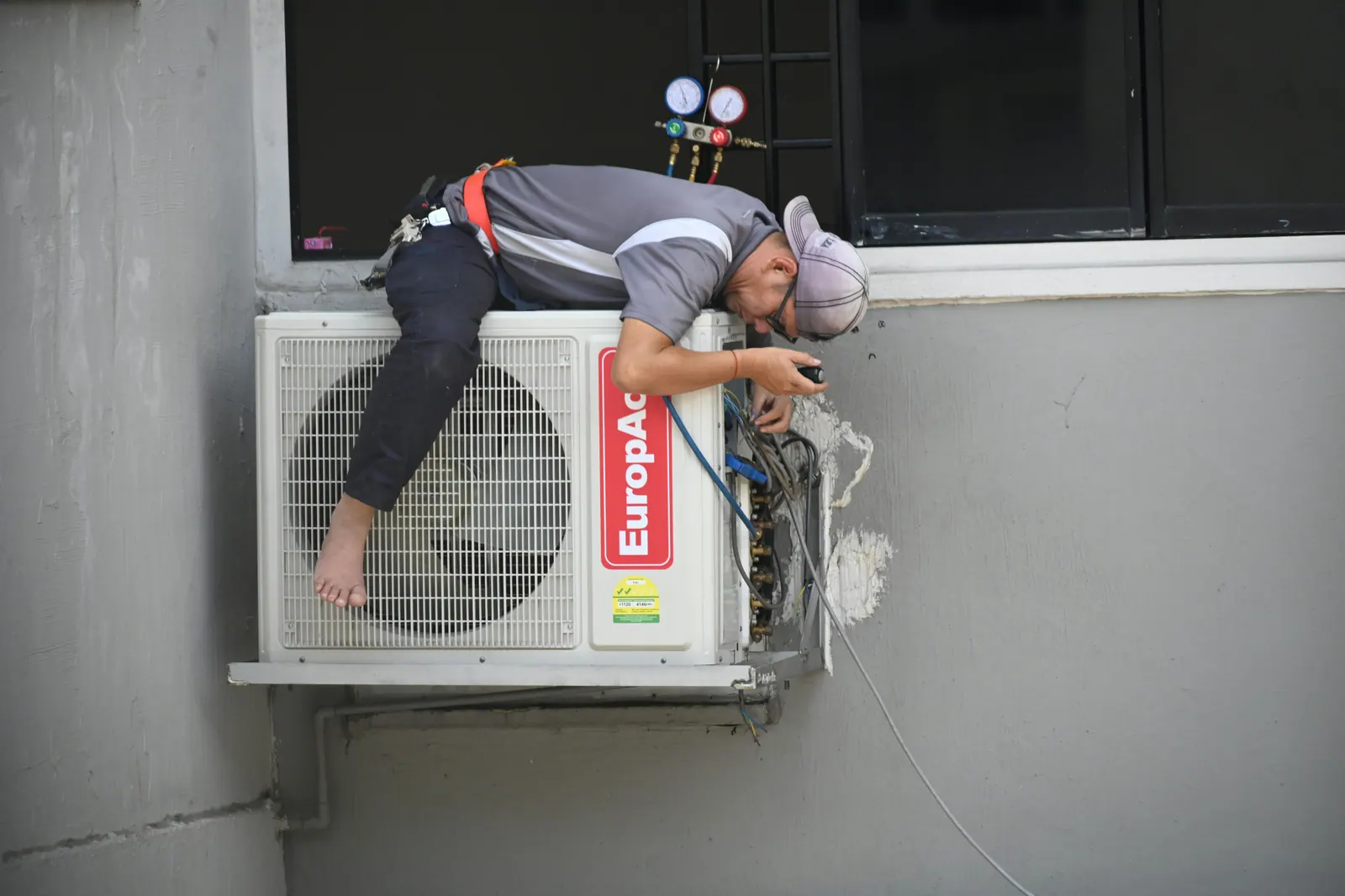Aircon Check-Up & Repair by an Ayos Lamig technician